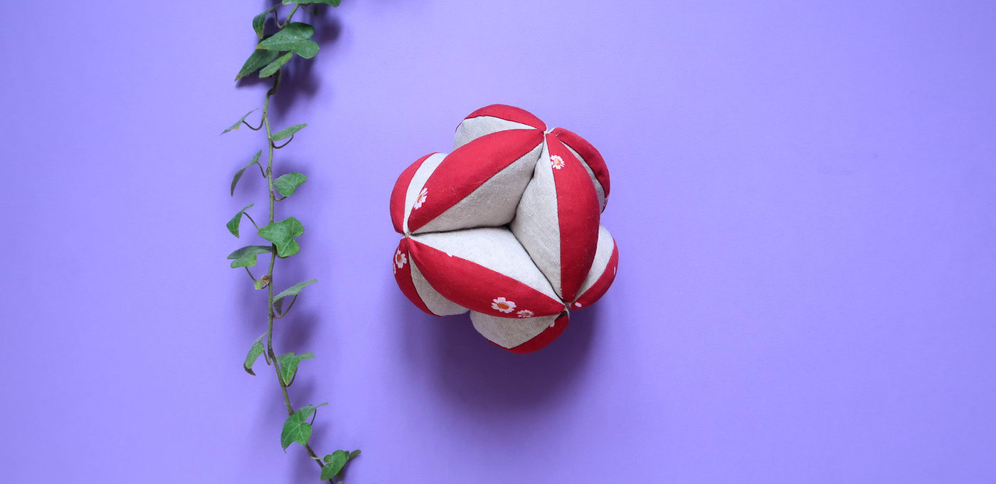 Balle de préhension inspiré Montessori, balle à quartiers : tuto photo  facile